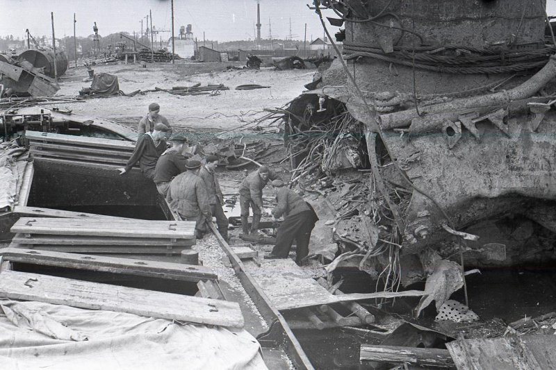 С-11 разоружение погибшей в 1941 г. Изъятие артиллерийских снарядов из артпогреба, 1956г.